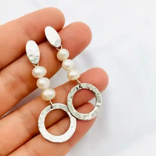 Aretes De Plata Martillada Con Perlas