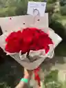 24 Rosas Rojascon Tull Alrededor