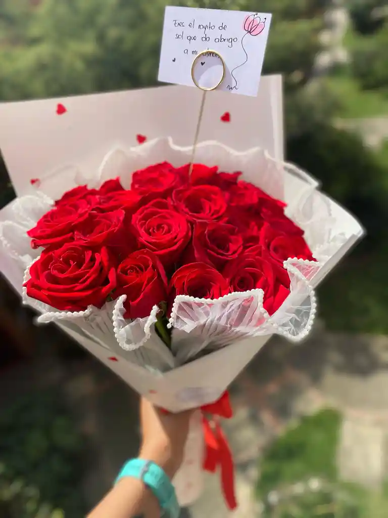 24 Rosas Rojascon Tull Alrededor