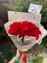 24 Rosas Rojascon Tull Alrededor