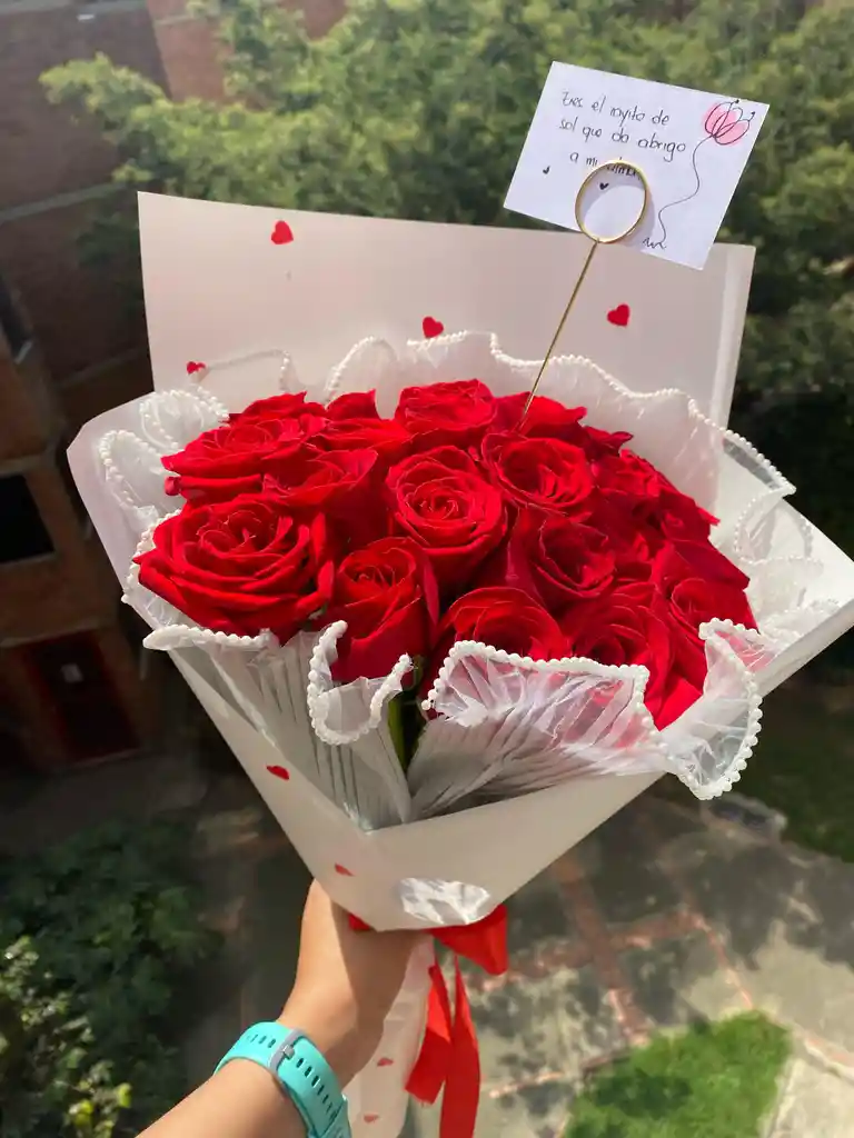 24 Rosas Rojascon Tull Alrededor