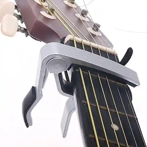 Capo Para Guitarra Capotraste En Aluminio + 6 Picks Puas Capodastro Pinza Cejilla Guitara