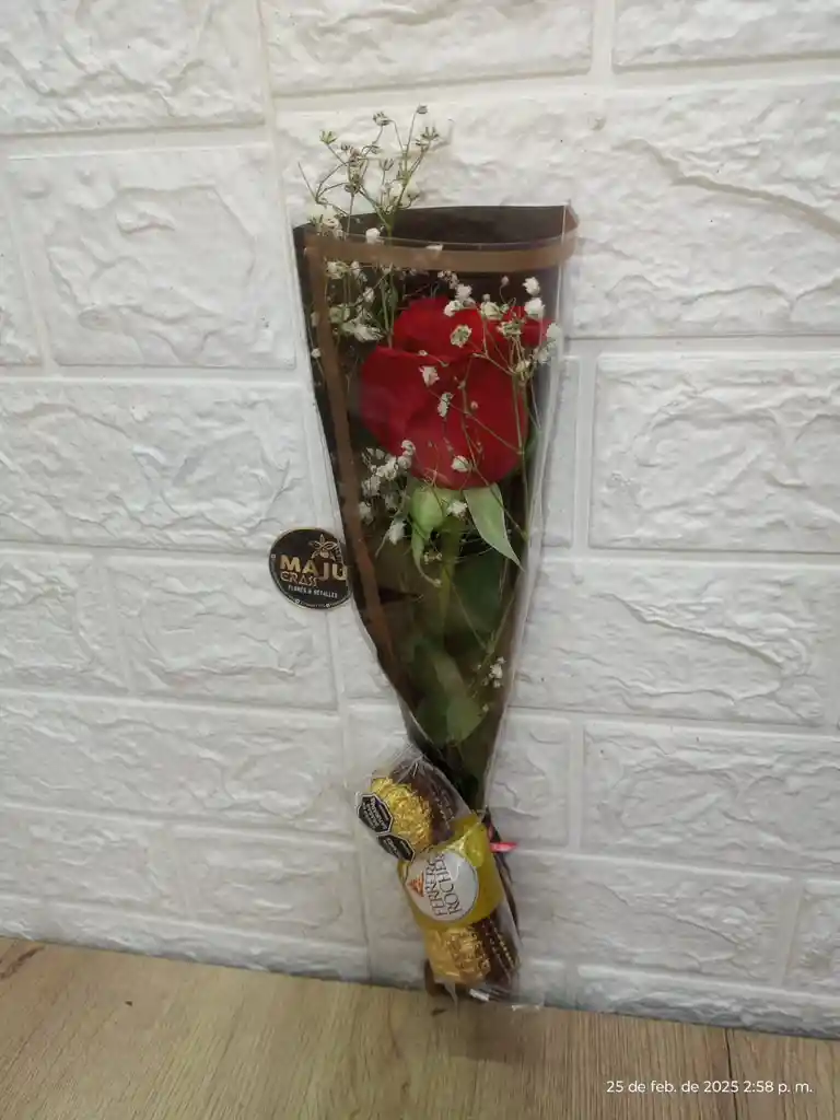 Rosa En Solitario Con Chocolates Ferrero Por 3