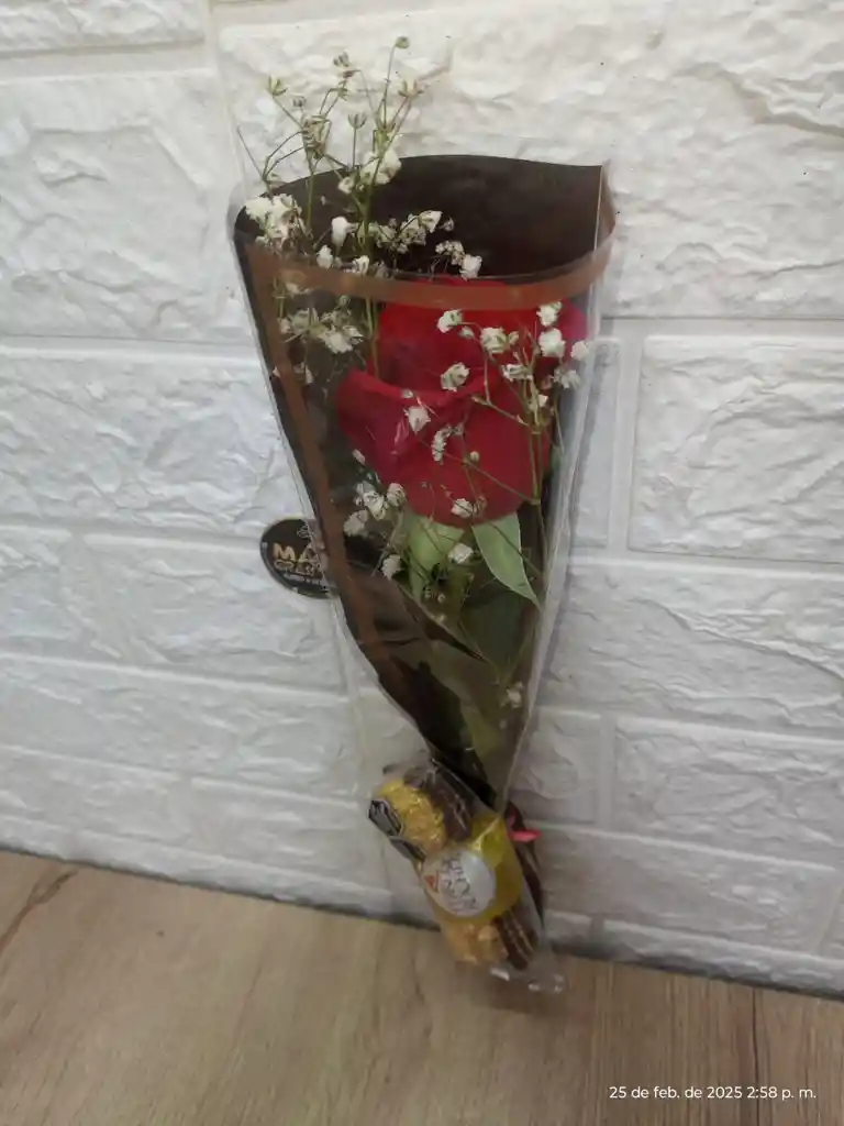 Rosa En Solitario Con Chocolates Ferrero Por 3