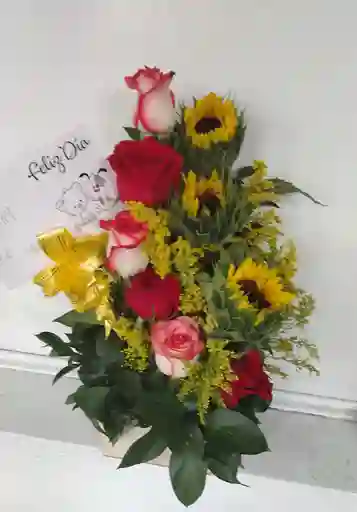 Arreglo 6 Rosas, 3 Girasoles, Base Madera, Moño Y Tarjeta
