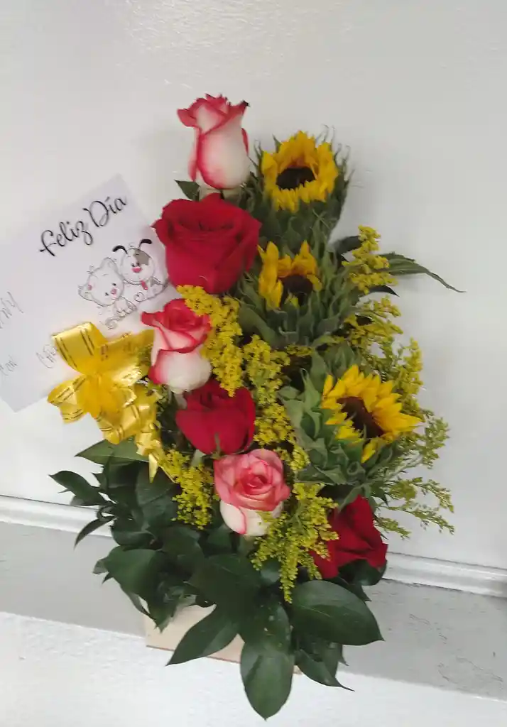 Arreglo 6 Rosas, 3 Girasoles, Base Madera, Moño Y Tarjeta