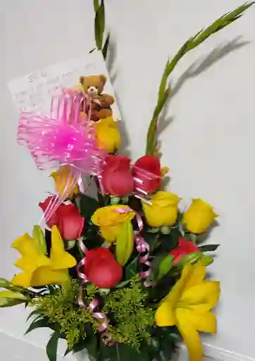 Arreglo 12 Rosas, 3 Baras De Lirios, 2 Gladiolos, Una Canasta Moño Y Tarjeta
