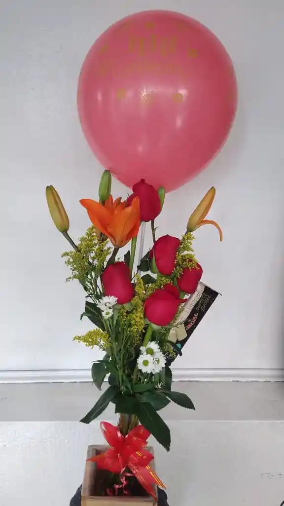 Arreglo 5 Rosas, 2 Baras De Lirios, Un Solitario Una Chocolatina Beiles moño