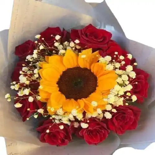 Ramo Con Girasol, 10 Rosas Rojas Y Gypso, Un Detalle Radiante