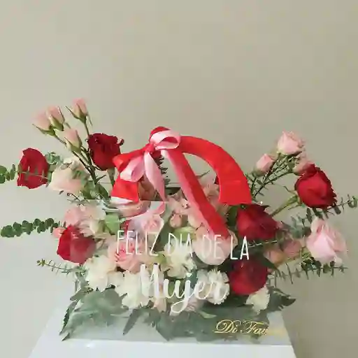 Arreglo Floral Jardín Soñado. Rosas, Claveles, Eucalipto, En Diseño Floral Día De La Mujerr