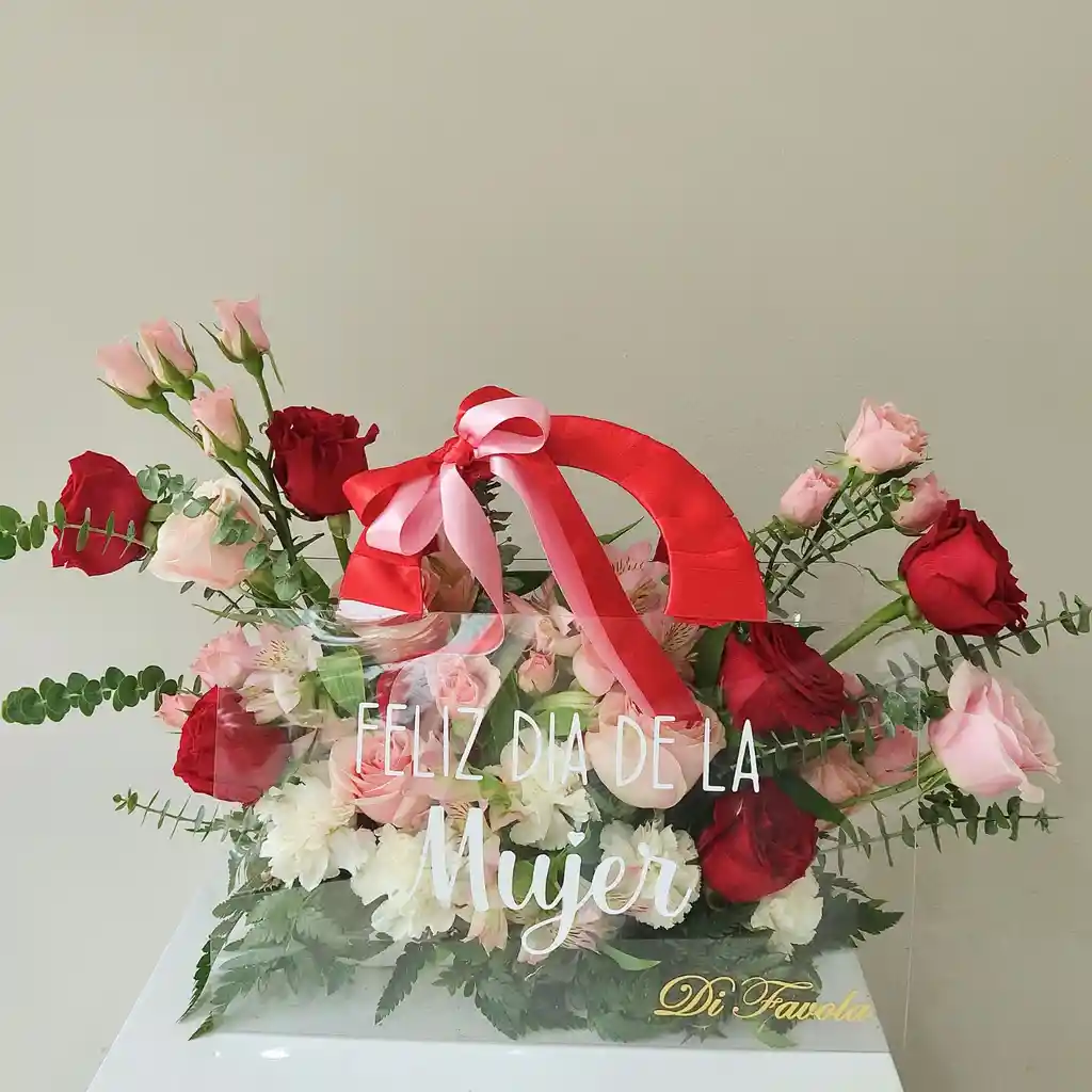 Arreglo Floral Jardín Soñado. Rosas, Claveles, Eucalipto, En Diseño Floral Día De La Mujerr