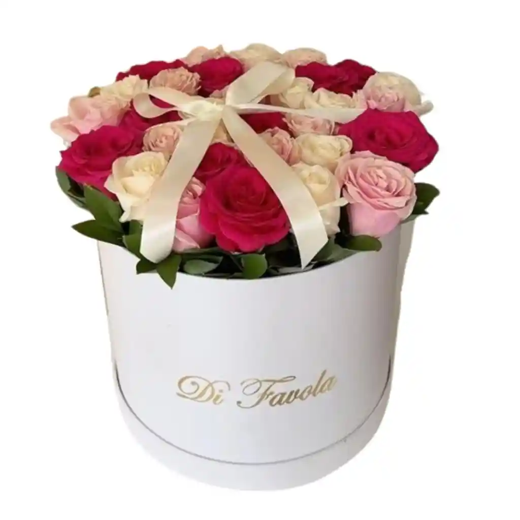 Rosas Rosadas, Blanca, Fucsia Con Follaje Ruscus En Tambor. Womens Day. Rosas De Exportación