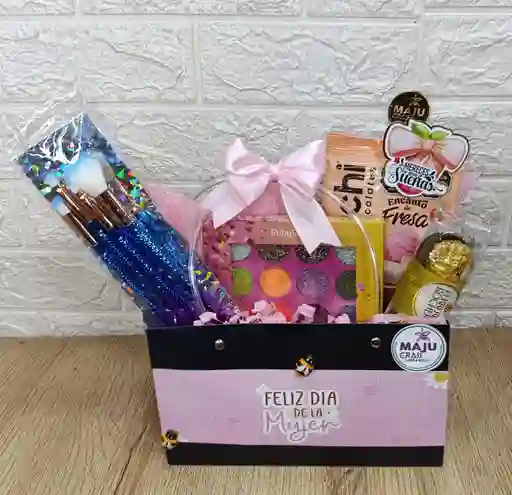 Mujer Mama Especial Con Sombras Y Brochas Para Maquillaje