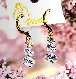 Aretes Acero Quirurjico Inoxidable Con Baño En Oro Golfi 3 Piedras Circulares Transparentes