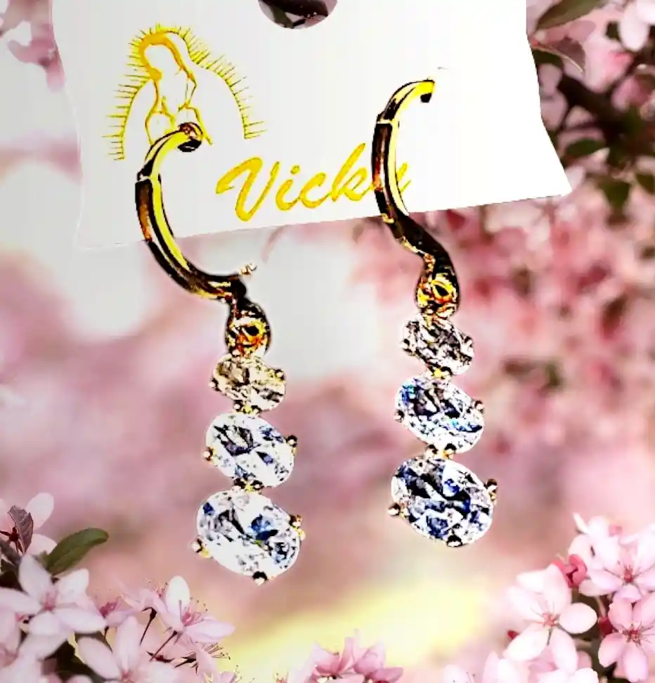 Aretes Acero Quirurjico Inoxidable Con Baño En Oro Golfi 3 Piedras Circulares Transparentes