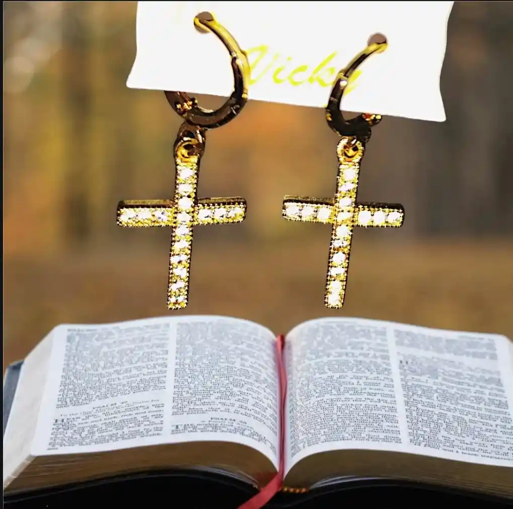 Aretes Acero Quirurjico Inoxidable Con Baño En Oro Golfi Cruz Con Piedras Transparentes