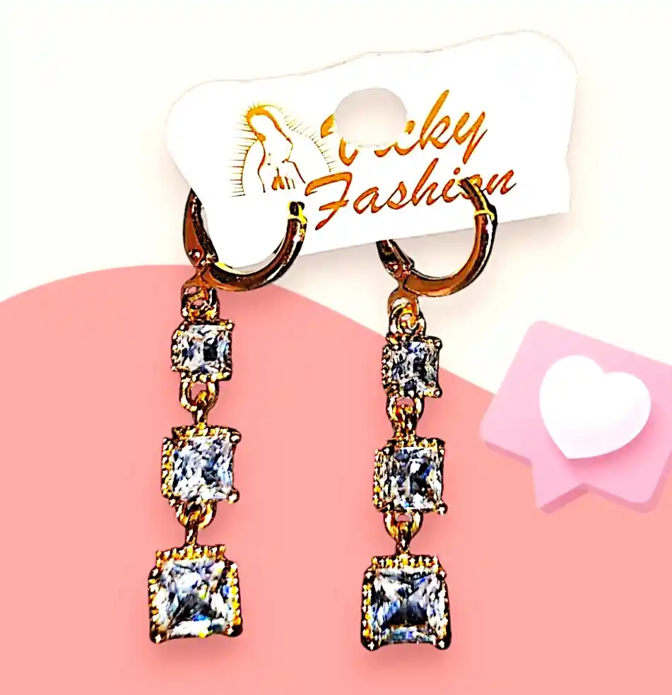 Aretes Acero Quirurjico Inoxidable Con Baño En Oro Golfi 3 Piedras Cuadradas Transparentes