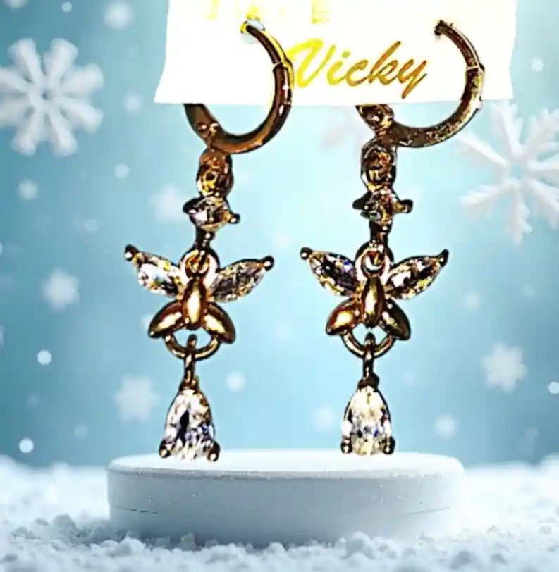Aretes Acero Quirurjico Inoxidable Con Baño En Oro Golfi Mariposa Con Piedras Transparentes