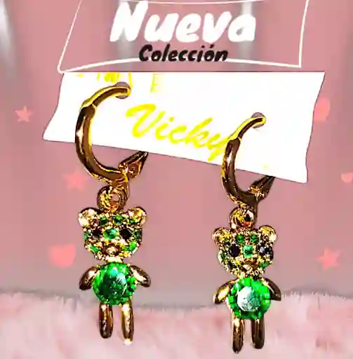 Aretes Acero Quirurjico Inoxidable Con Baño En Oro Golfi Ositos Piedras Verde Esmeralda