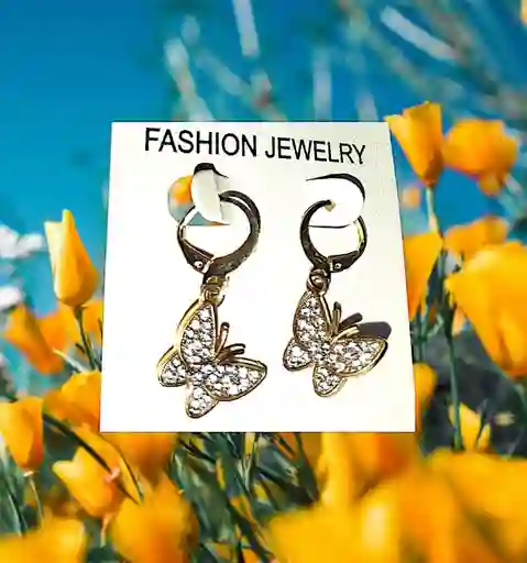 Aretes Mariposas Doradas Con Piedras Tranparentes En Acero Quirurjico Inoxidable