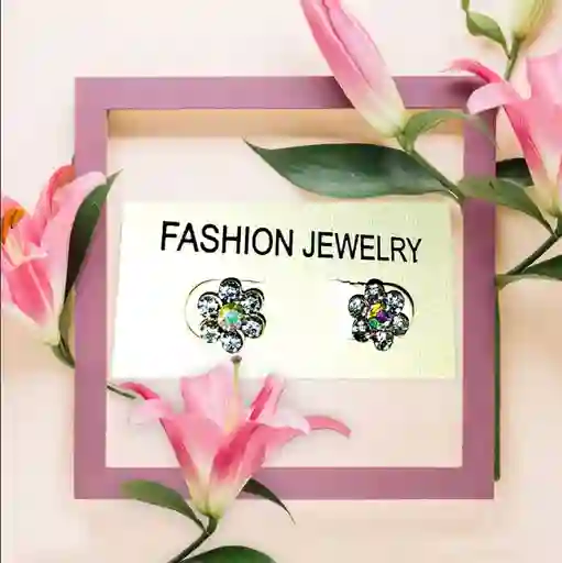 Aretes Flor Con Piedras Tarnspartentes Y Centro Tornasol En Acero Quirurjico Inoxidable