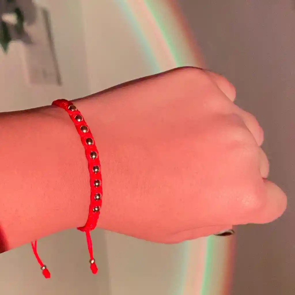Pulsera Roja Tejida Con Balines De Acero Dorado