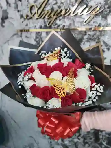 Ramo Elegante De Rosas Rojas Y Blancas Con Mariposas Doradas