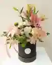 Cilindro De Flores Mixtas Con Lirios, Rosas, Clavel Ideal Para El Día De La Mujer