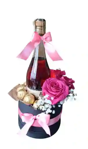 Flores Rosas Con Vino Lambrusco Y Chocolates