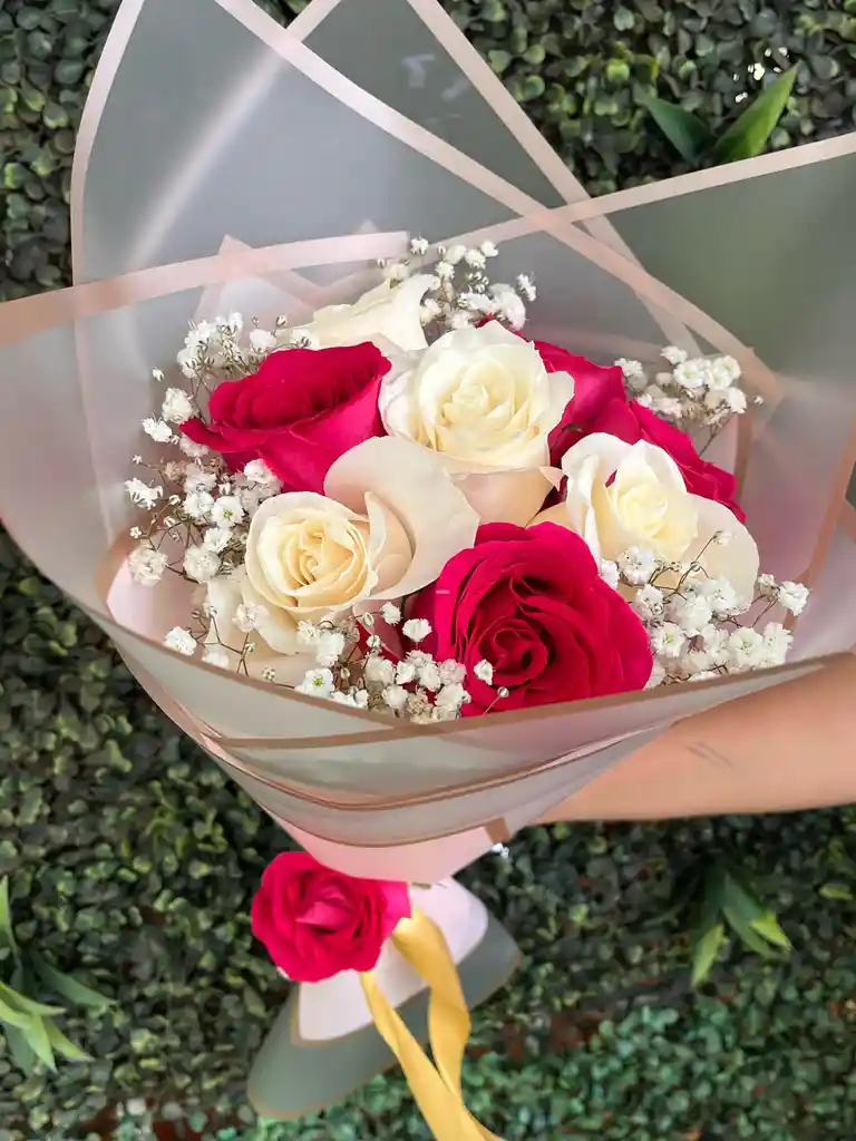 Bouquet De Rosas Fucsias Y Blancas