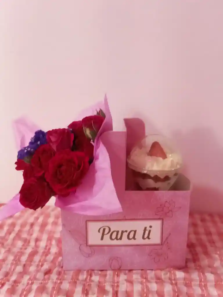 Cajita De Minirosas Con Fresas Con Crema