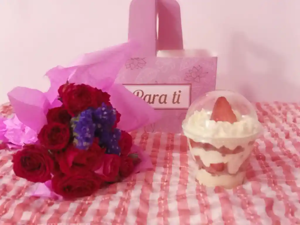 Cajita De Minirosas Con Fresas Con Crema