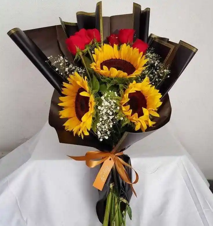 Bouquet De Girasoles Y Rosas