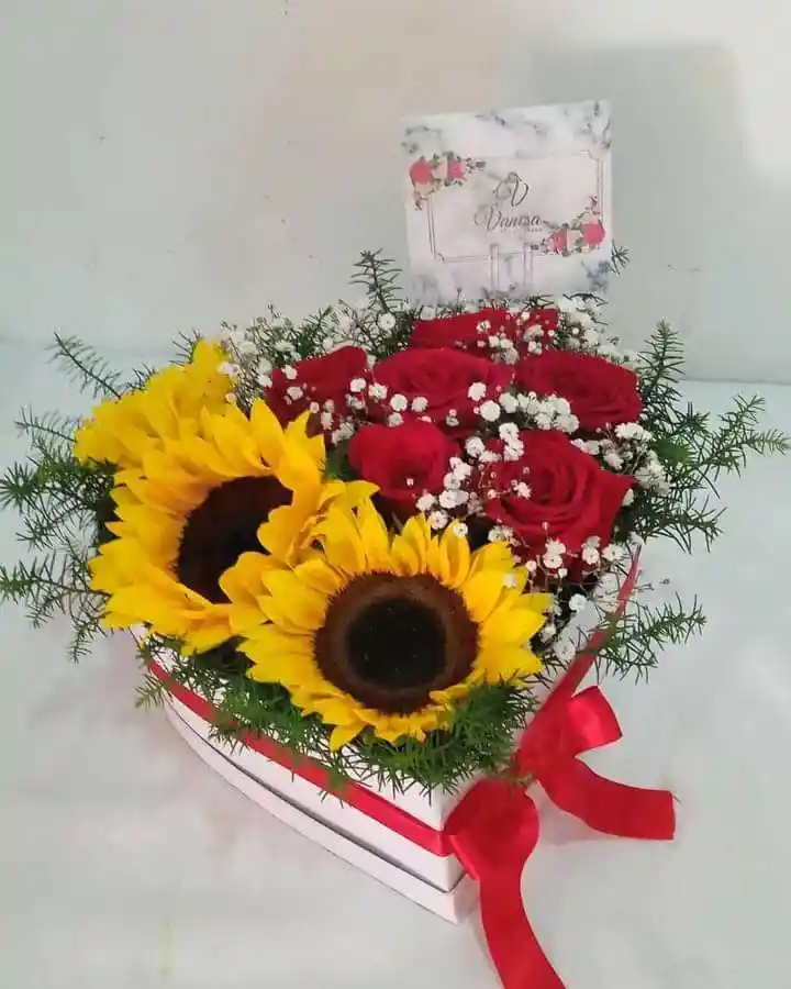 Caja De Rosas Y Girasoles