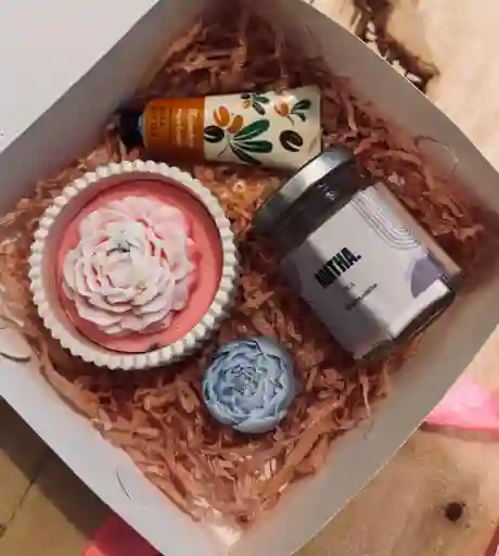 Caja De Velas Y Crema "encontraras Algo Muy Especial"