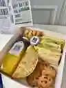 Desayuno Sorpresa Día Del Hombre. Empanada, Sandwich, Jugo De Naranja. Box
