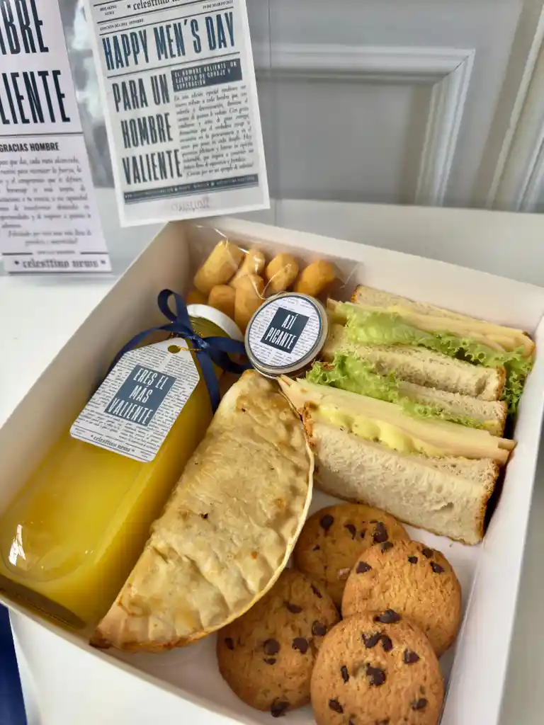 Desayuno Sorpresa Día Del Hombre. Empanada, Sandwich, Jugo De Naranja. Box