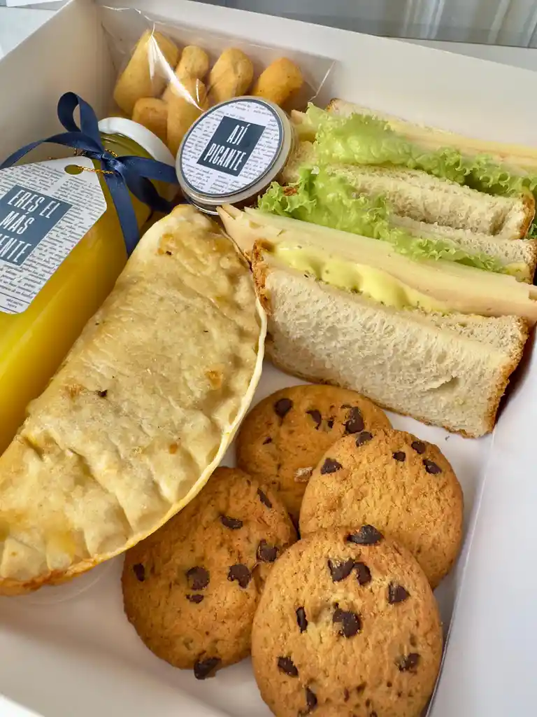 Desayuno Sorpresa Día Del Hombre. Empanada, Sandwich, Jugo De Naranja. Box