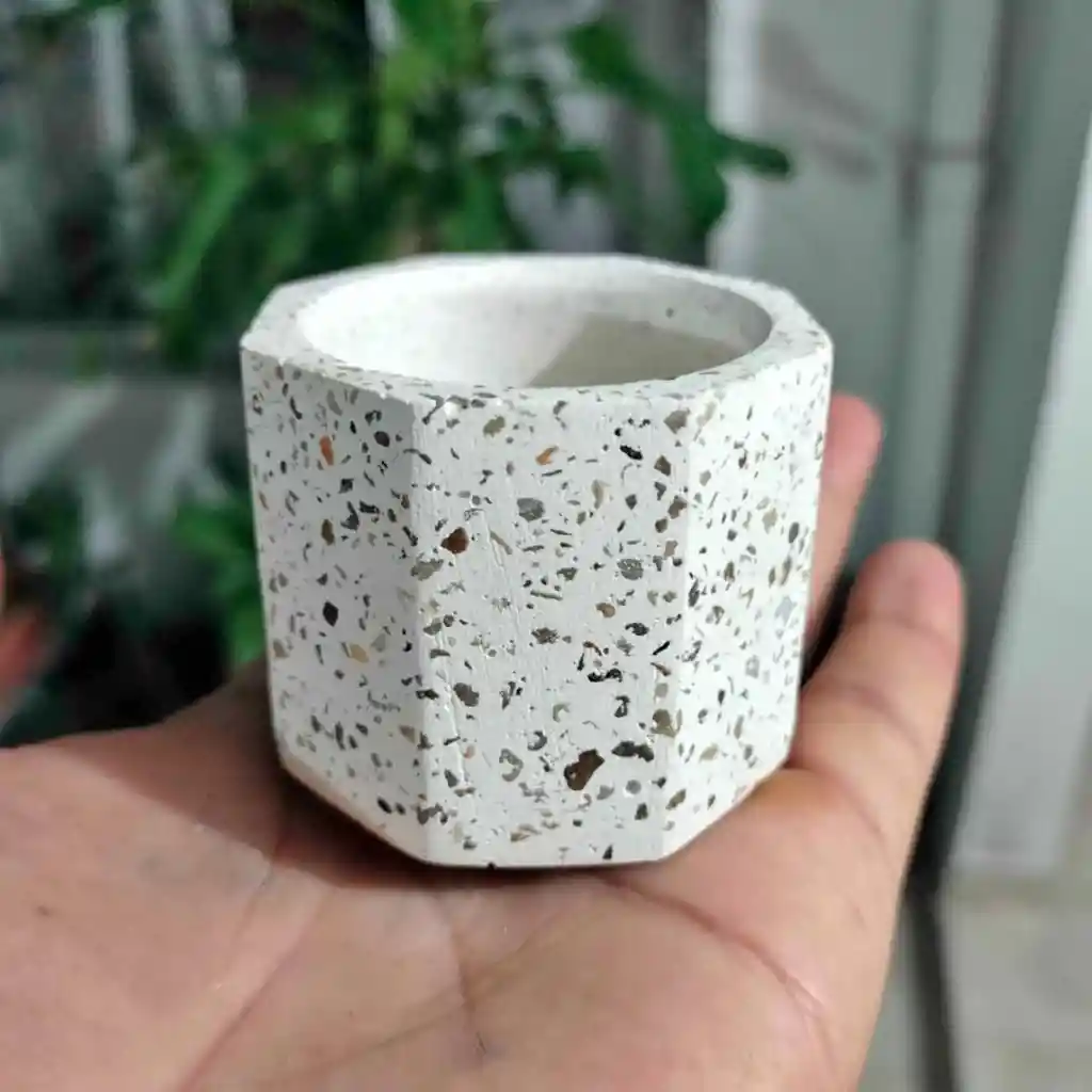 Maceta Octogonal En Cemento Blanco Y Granito Para Cactus Y Suculentas