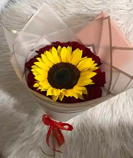 Bouquet De Rosas Rojas Con Girasol