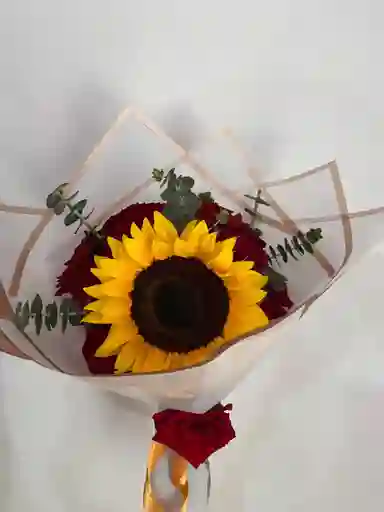 Bouquet De Rosas Rojas Con Girasol