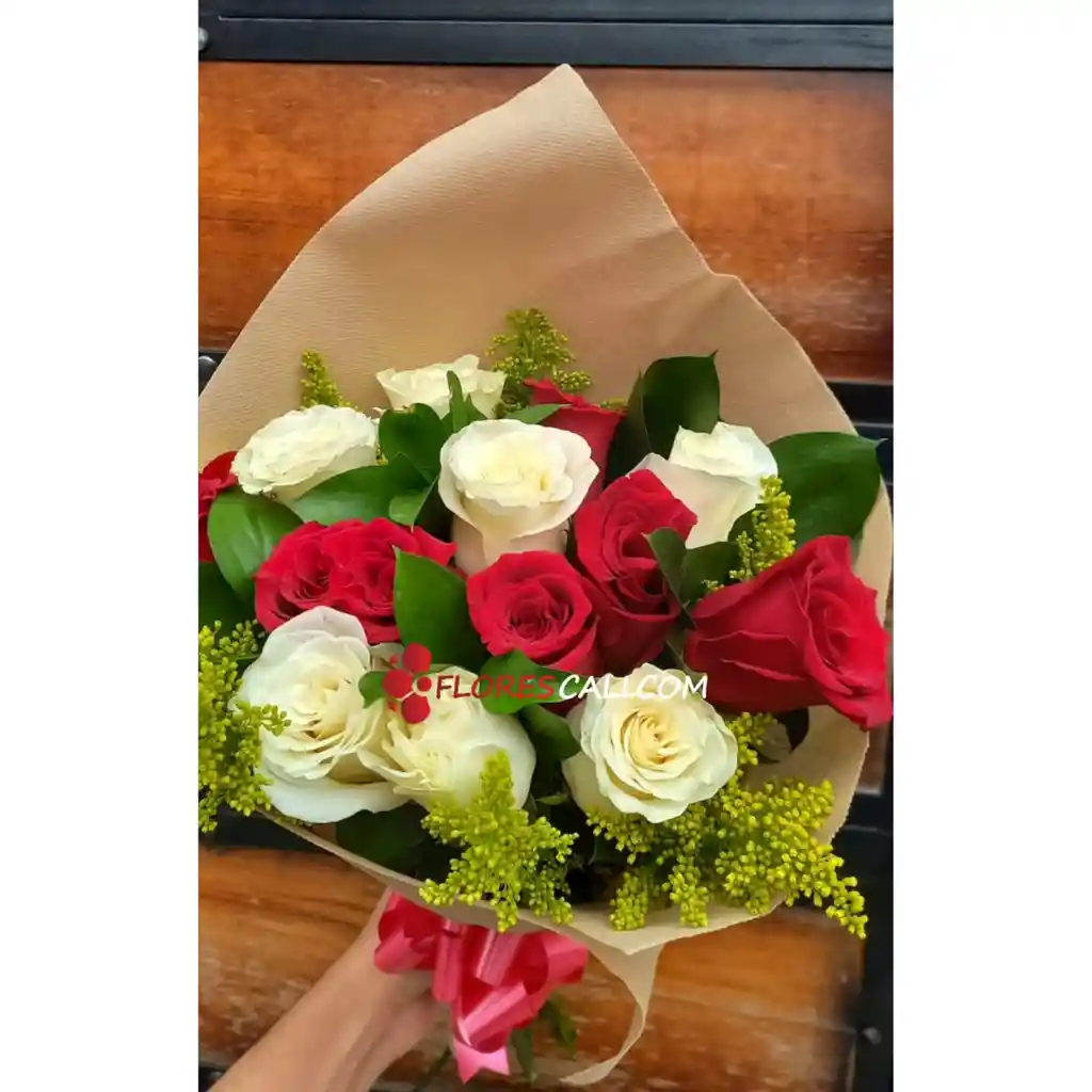 Bouquet De 12 Rosas Blancas Y Rojas