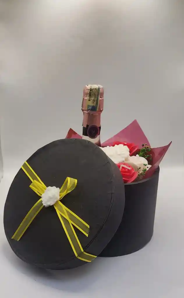Bouquet Vino Y Rosas