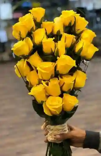 Cascada En Forma De Corazón De Rosa Amarilla