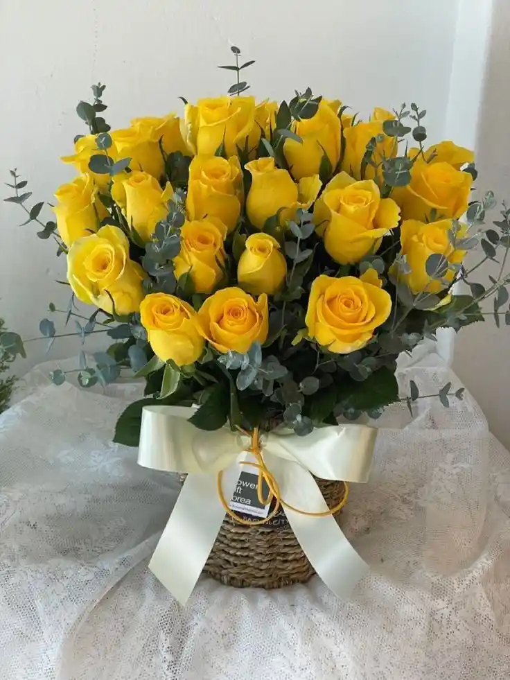 Canasta De Rosas Amarillas Y Eucalipto