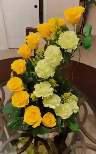 Canasta En Espiral De Rosas Amarillas Y Claveles