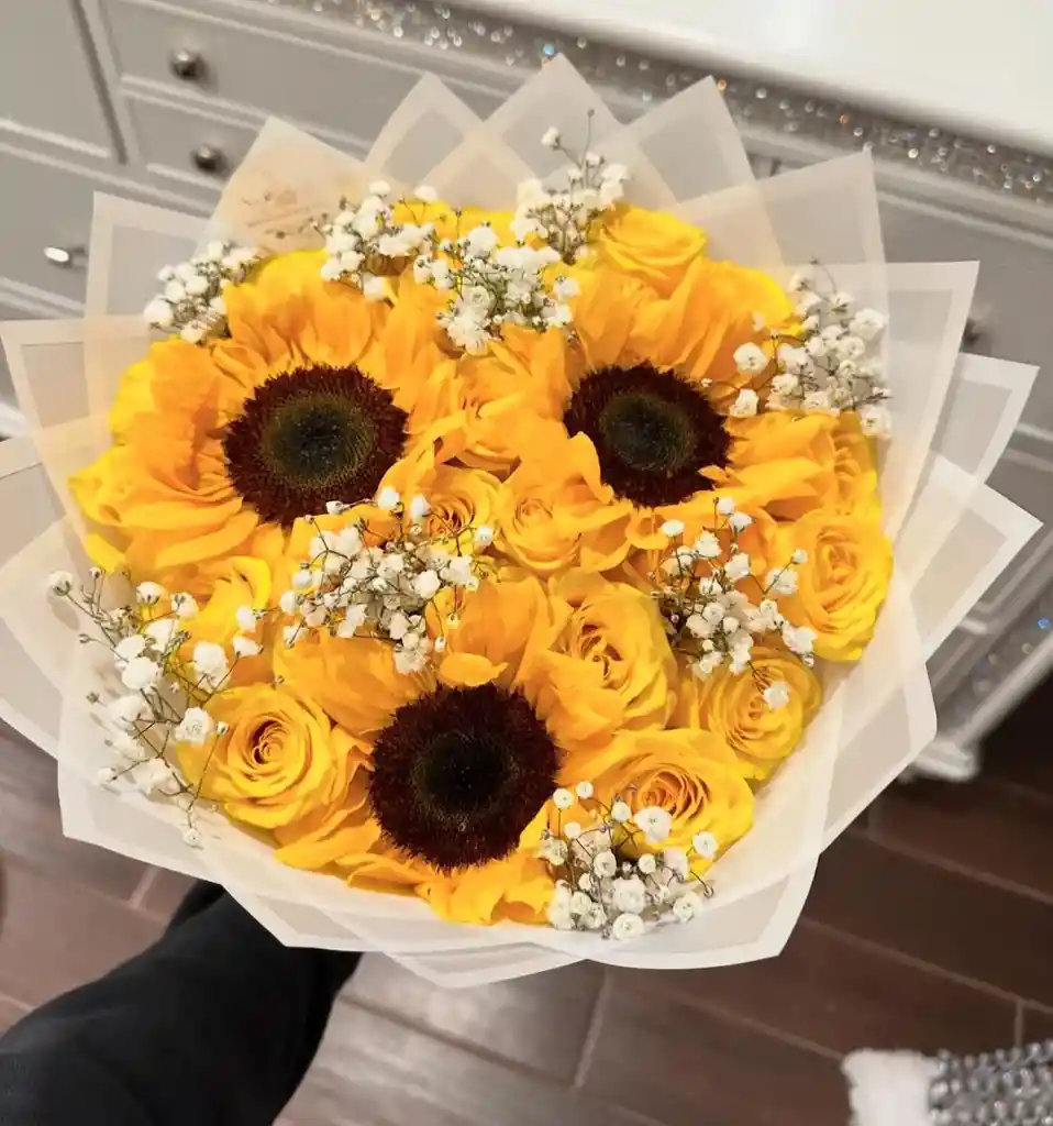 Bouquet De Rosas Amarillas Con Tres Girasoles