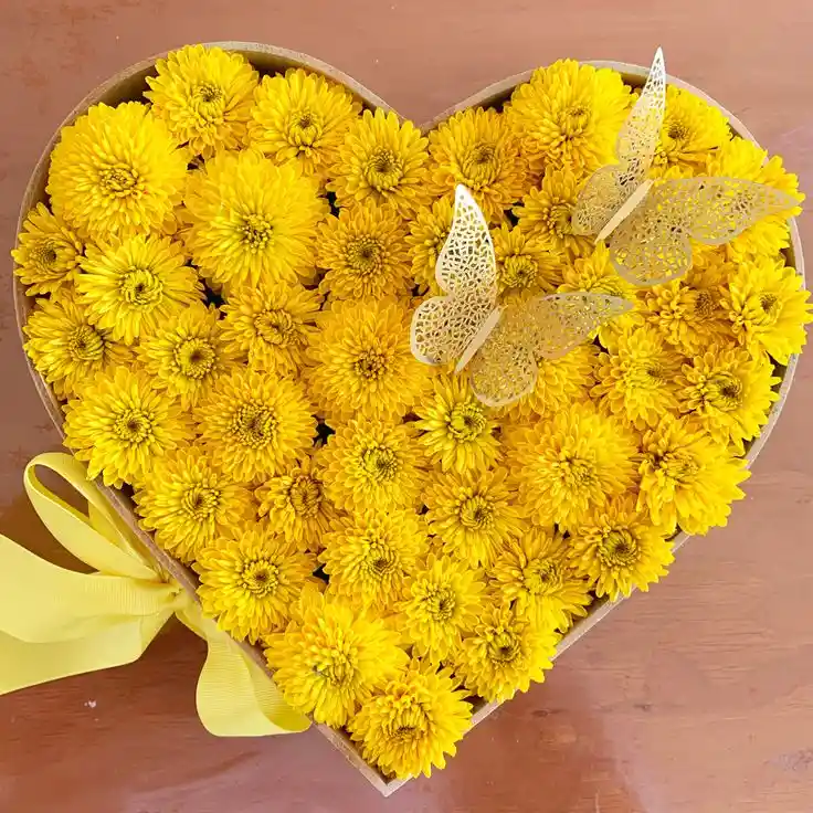 Caja En Forma De Corazón De Crisantemos