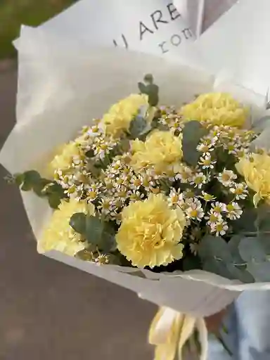 Bouquet De Clavel Amarillo Con Margatia Blanca