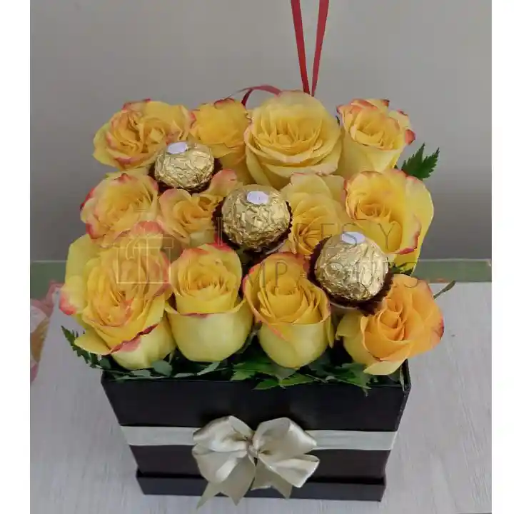 Caja De Rosas Amarillas Con Tres Ferreros